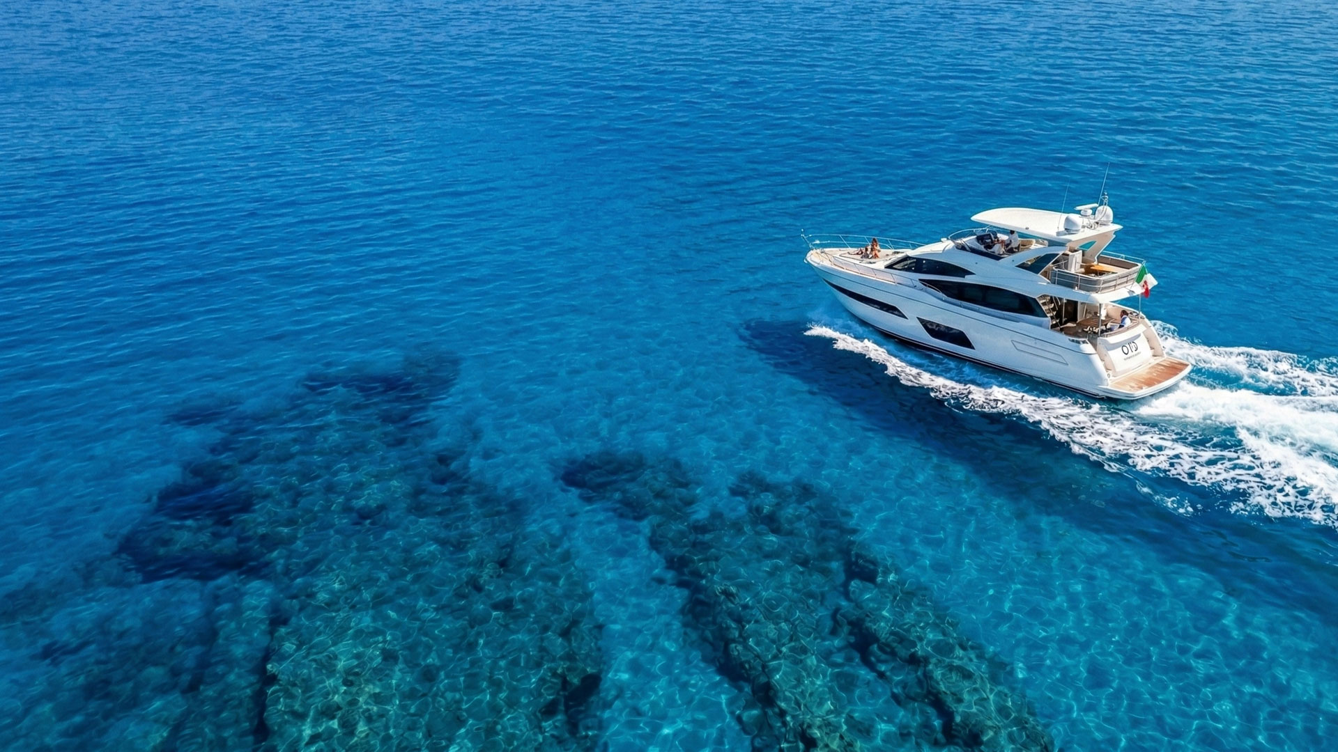 Barca a vela in navigazione al largo verso l'orizzonte